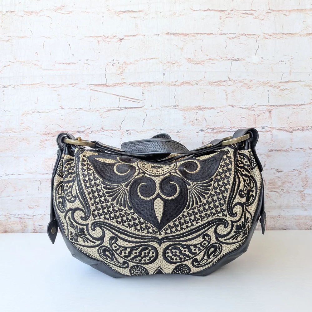 Isabella Fiore Black and Cream Shoulder Bag - Picture 3 of 14